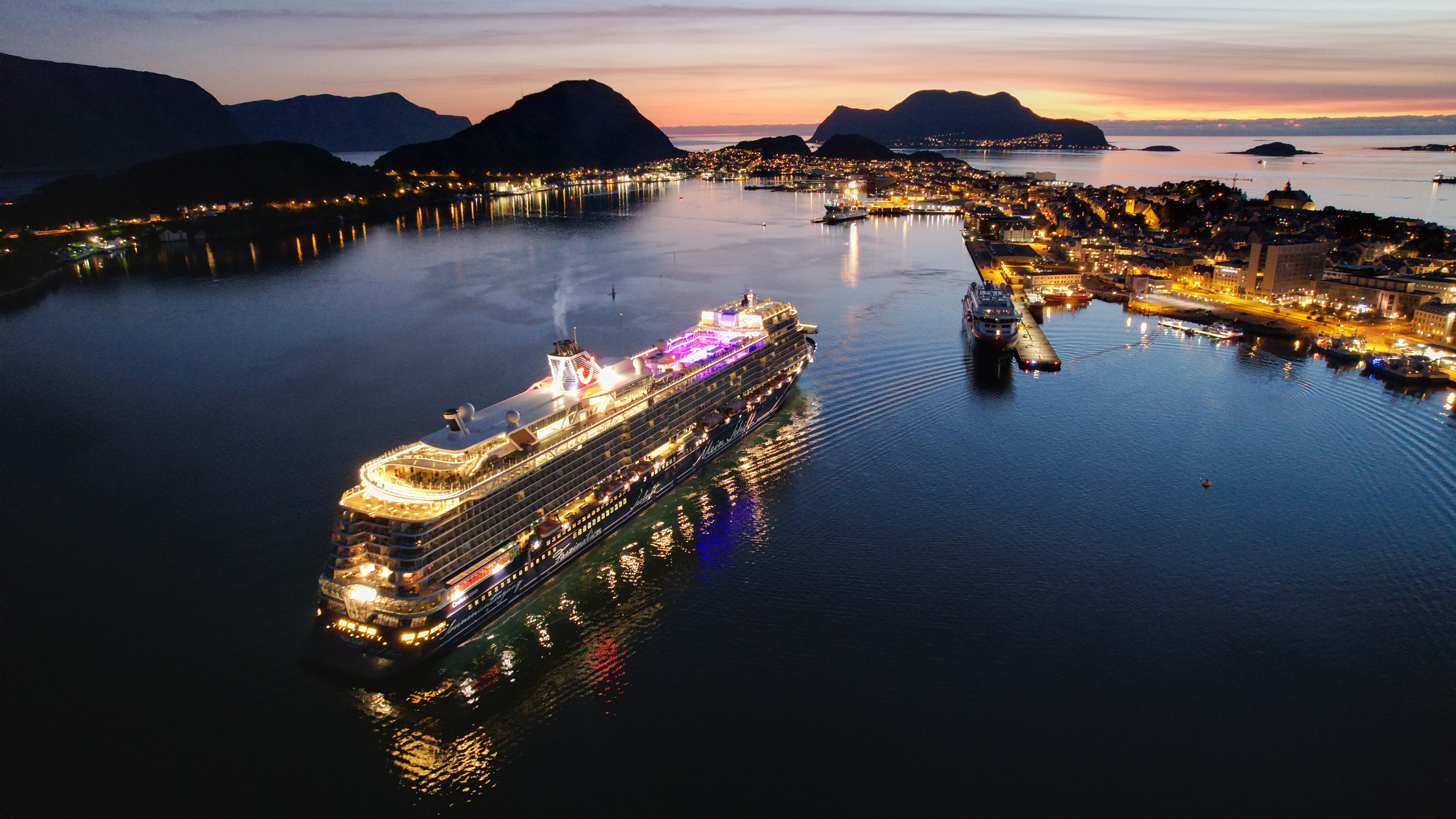 Cruiseskip på vei inn til Ålesund