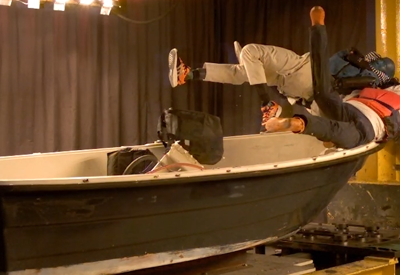 Krasjtest med småbåt i testhall.