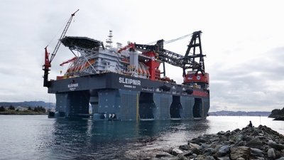 Verdas største kranrigg, Sleipnir, på veg inn til Haugesund.