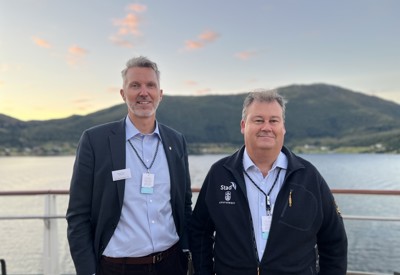 Kystdirektør Einar Vik Arset og prosjektleiar for Stad skipstunnel Terje Skjeppestad framfor den planlagte tunnelopninga i Moldefjorden i nærleiken av Selje.