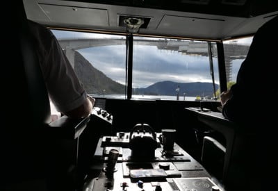 Båt på vei under Måløybrua