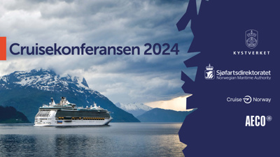 Cruiseskip seiler langs fjorden