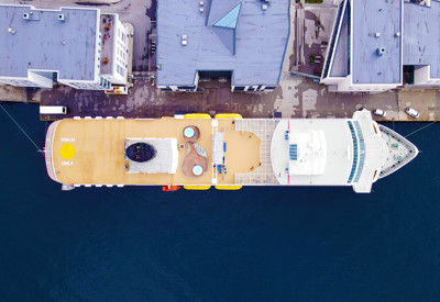 Flyfoto av et cruiseanløp i Ålesund