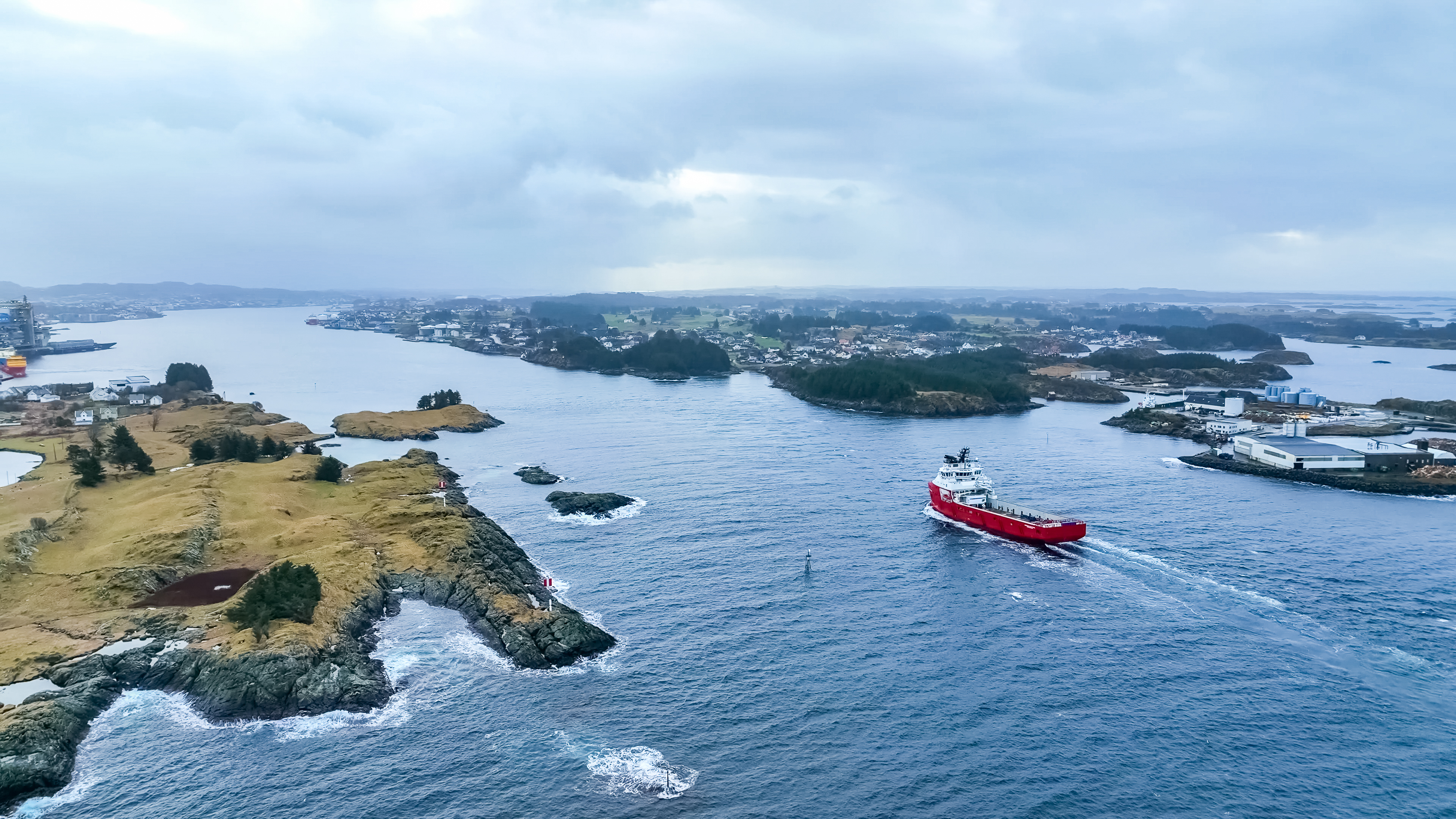 Fartøy underveis i innseilingen til Haugesund