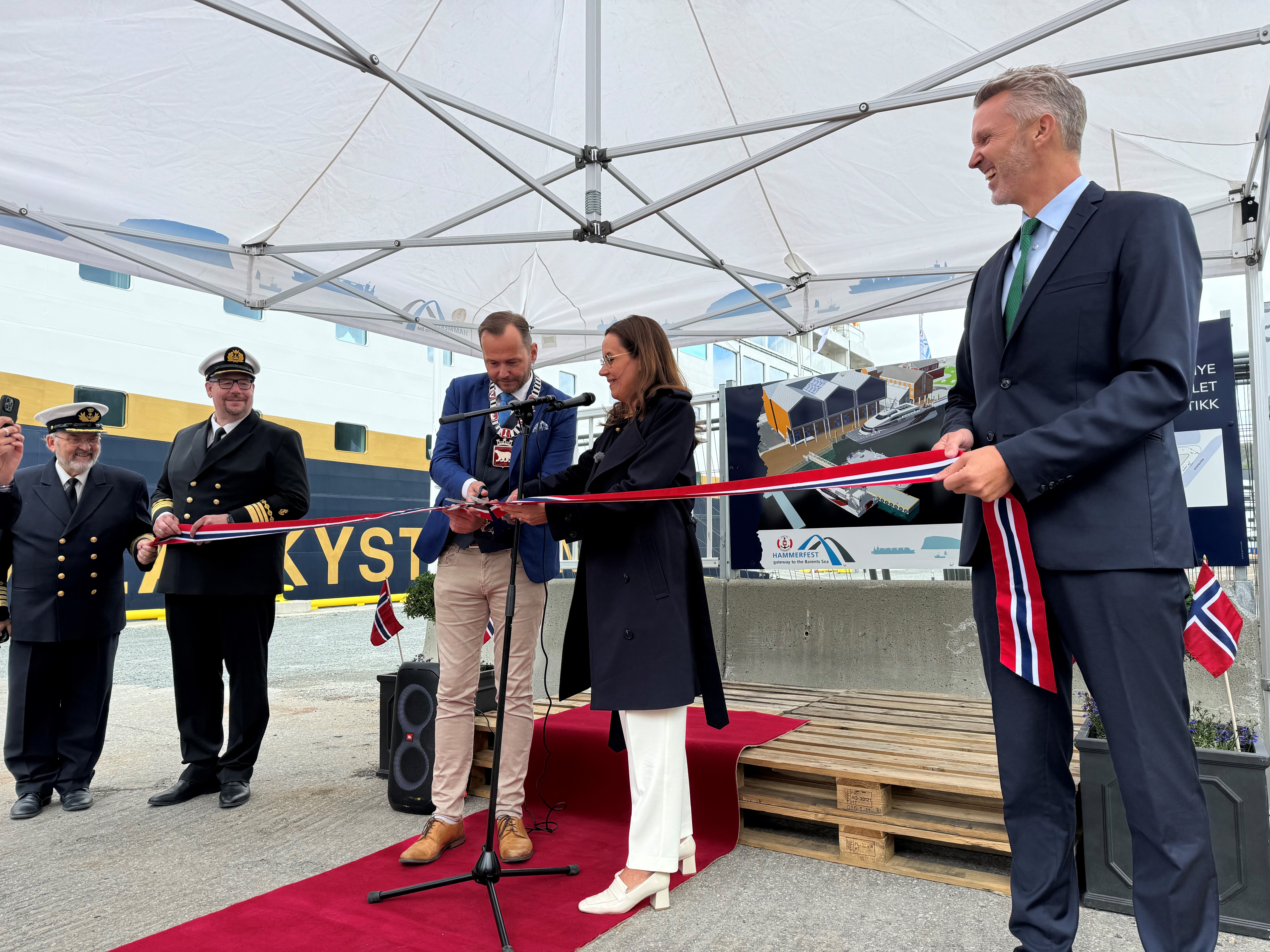 Hammerfestordfører Terje Rogde og Havminister Marianne Sivertsen Næss klipper snora som markerer oppgraderte havneområder for Hammerfest by. Til høyre står kystdirektør Einar Vik Arset. Helt til venstre 