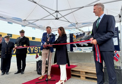Hammerfestordfører Terje Rogde og Havminister Marianne Sivertsen Næss klipper snora som markerer oppgraderte havneområder for Hammerfest by. Til høyre står kystdirektør Einar Vik Arset. Helt til venstre