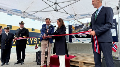 Hammerfestordfører Terje Rogde og Havminister Marianne Sivertsen Næss klipper snora som markerer oppgraderte havneområder for Hammerfest by. Til høyre står kystdirektør Einar Vik Arset. Helt til venstre