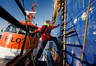 Los går om bord på lasteskip via leider