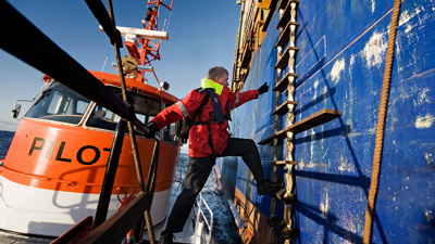 Los går om bord på lasteskip via leider