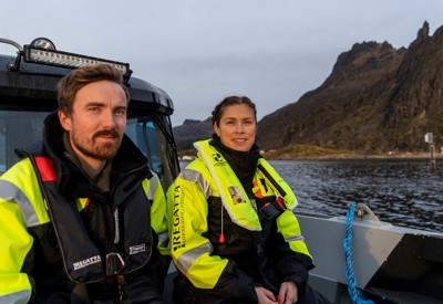 Mann og kvinne på båt.