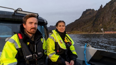 Mann og kvinne på båt.