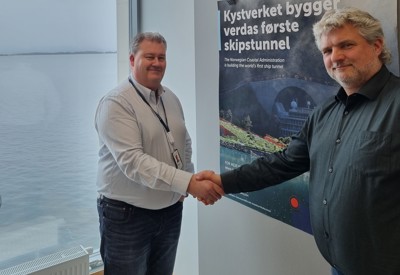 To karer tar hverandre i hånden.