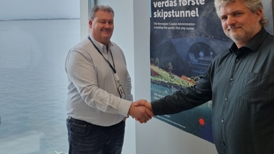 To karer tar hverandre i hånden.