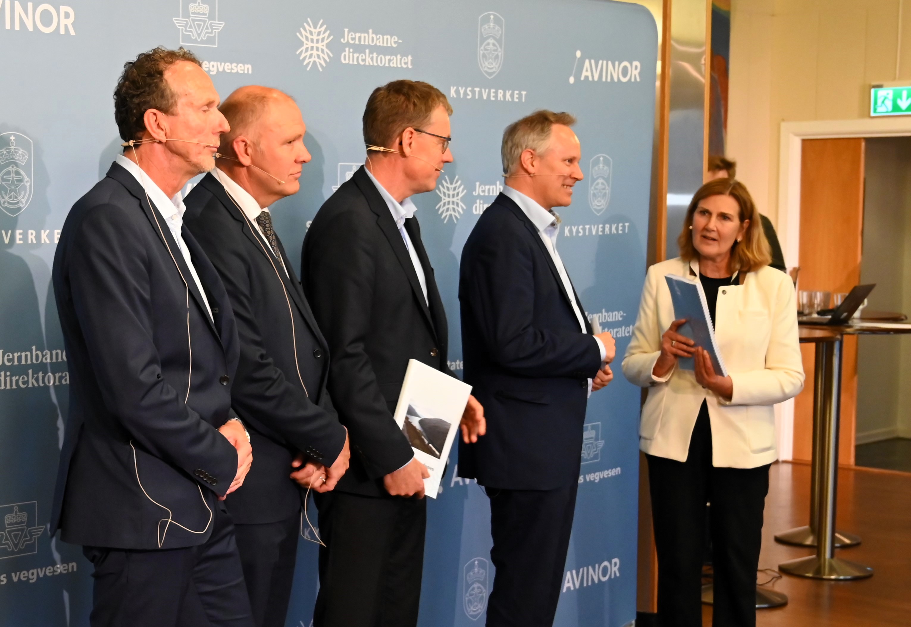 KVU Nord-Norge overleveres samferdselsminister Jon-Ivar Nyg&aring;rd. Etatene her representert ved vegdirekt&oslash;r Ingrid Dahl Hovland, konserndirekt&oslash;r for regionale lufthavner Anders Kirsebom, Kystverkets Sven Martin T&oslash;nnessen og jernbanedirekt&oslash;r Knut Sletta.