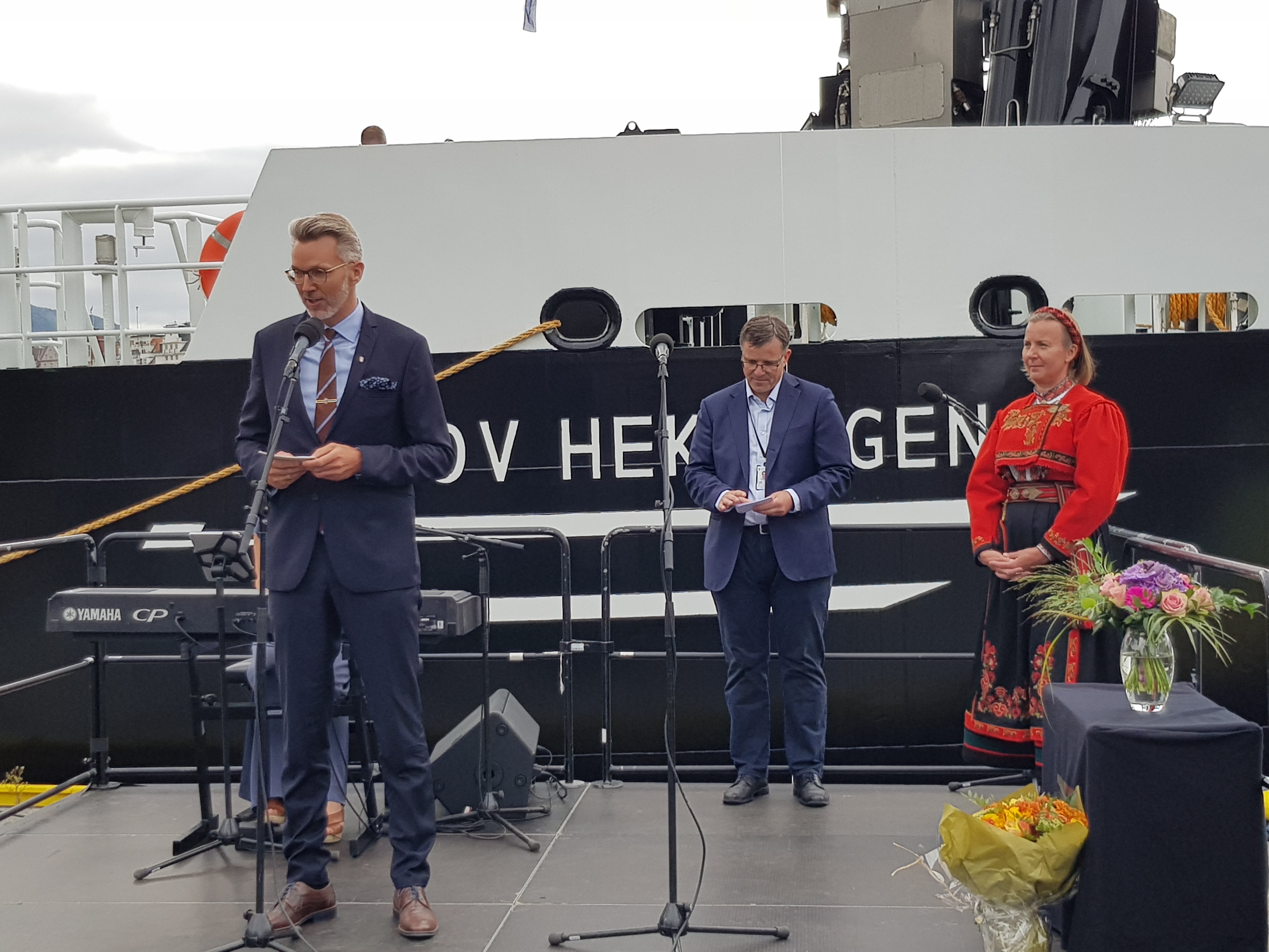  Kystdirektør Einar Vik Arset taler under dåpen av OV Hekkingen. Bak står avdelingsdirektør for rederi, fyr og sjømerking i Kystverket, Trond Røren, og gudmor Elisabeth Aarsæther, direktør i DSB.