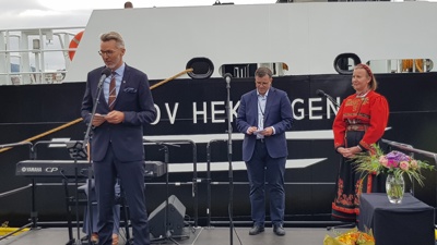 Kystdirektør Einar Vik Arset taler under dåpen av OV Hekkingen. Bak står avdelingsdirektør for rederi, fyr og sjømerking i Kystverket, Trond Røren, og gudmor Elisabeth Aarsæther, direktør i DSB.