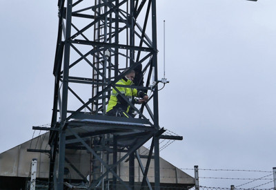 Installasjon av VDES-basestasjon på en av Kystverkets radarstasjoner