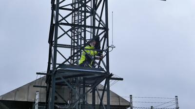 Installasjon av VDES-basestasjon på en av Kystverkets radarstasjoner