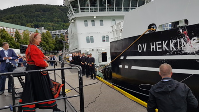 Direktør i Direktoratet for samfunnssikkerhet og beredskap (DSB), Elisabeth Aarsæther, knuser flaska mot skutesida - og døper med det Kystverkets fartøy OV Hekkingen.