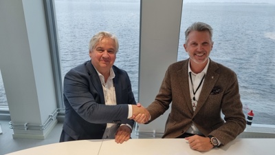 To menn tar hverandre i hånden