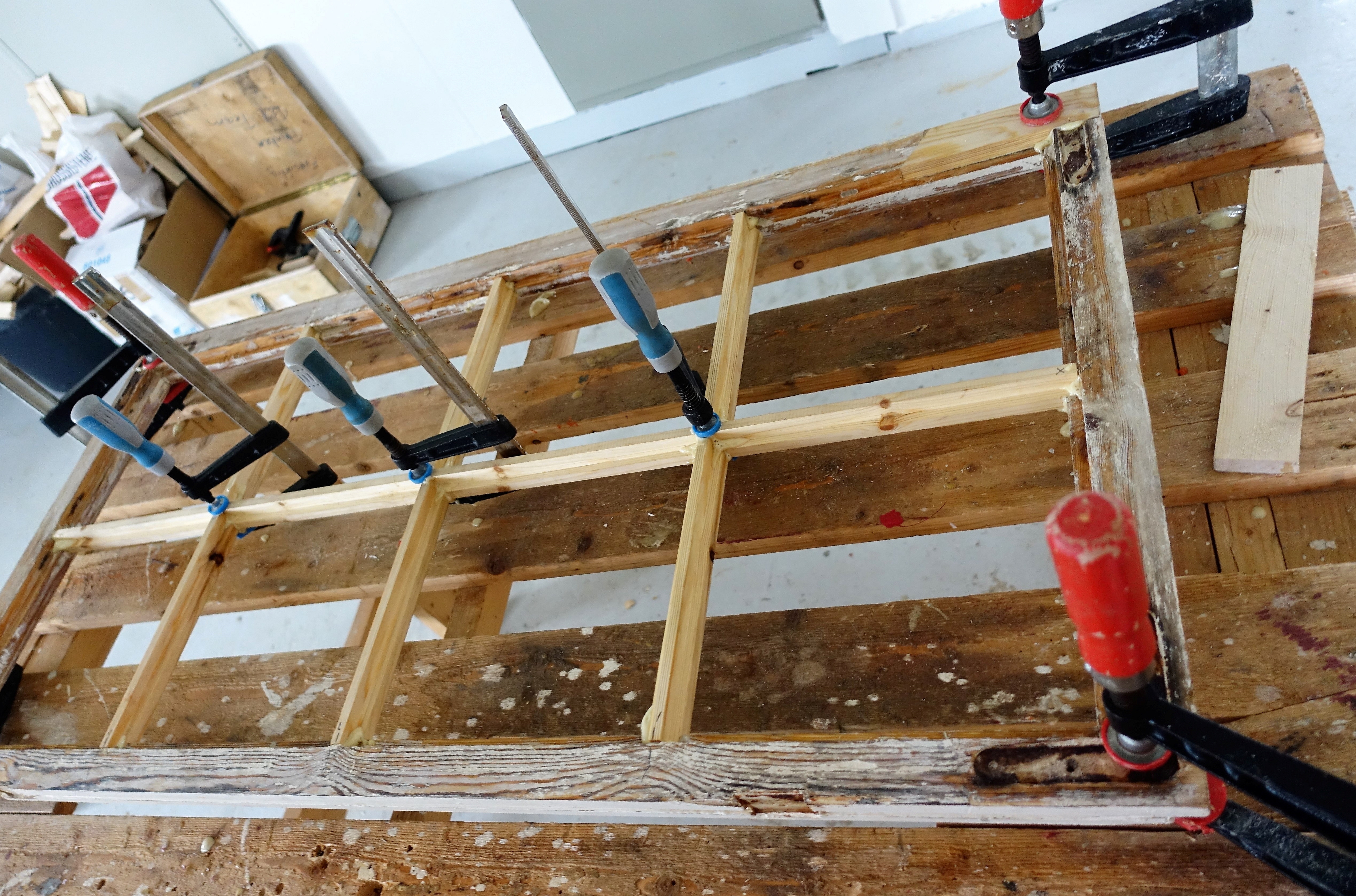 Vedlikehold vindu på Kjølnes fyr.