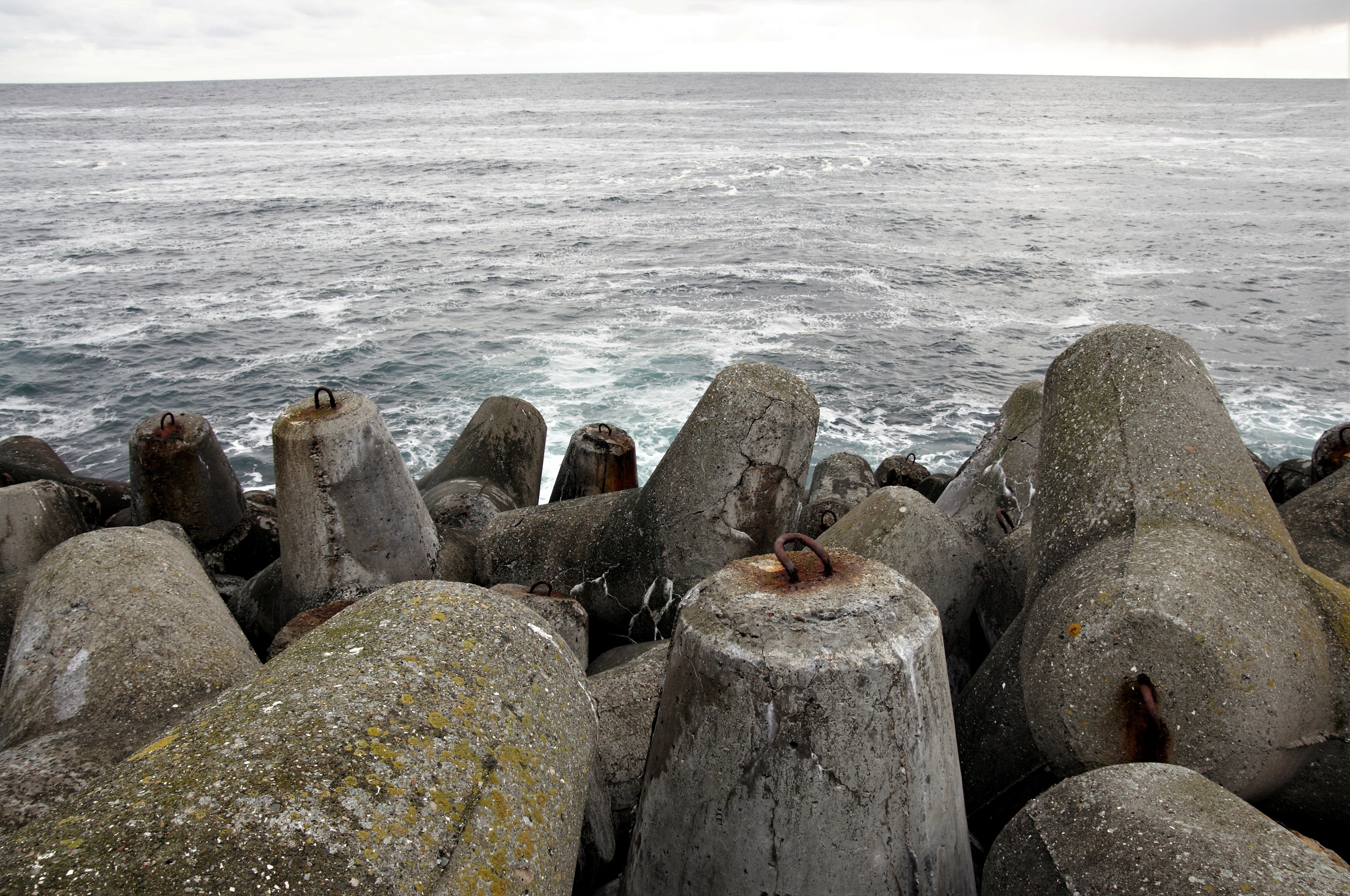 Berlevåg havn og moloen laget med betongfigurer.