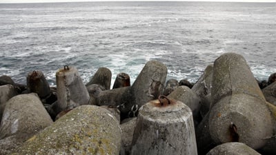 Berlevåg havn og moloen laget med betongfigurer.