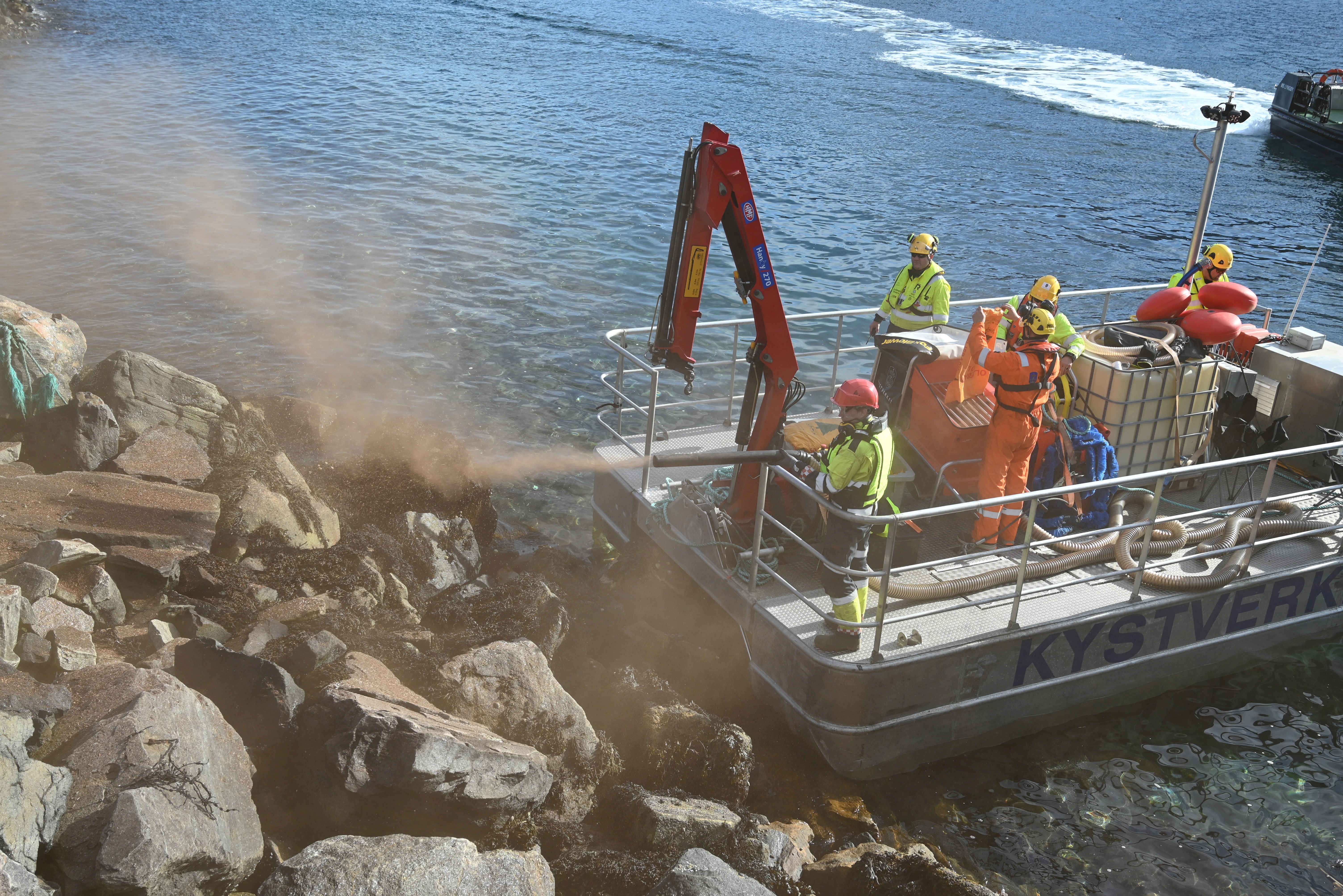 Hammerfest 2. - 5. september 2024 ble det gjennomført en regional øvelse innenfor akutt forurensning (oljevern) for IUA Vest-Finnmark og IUA Midt-Finnmark. I tillegg til mannskaper og utstyr fra de to IUA-ene, deltok også personell med utstyr fra NOFO og Kystverket.