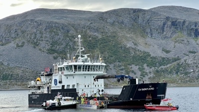 En av kystverket båter og støttepersonell