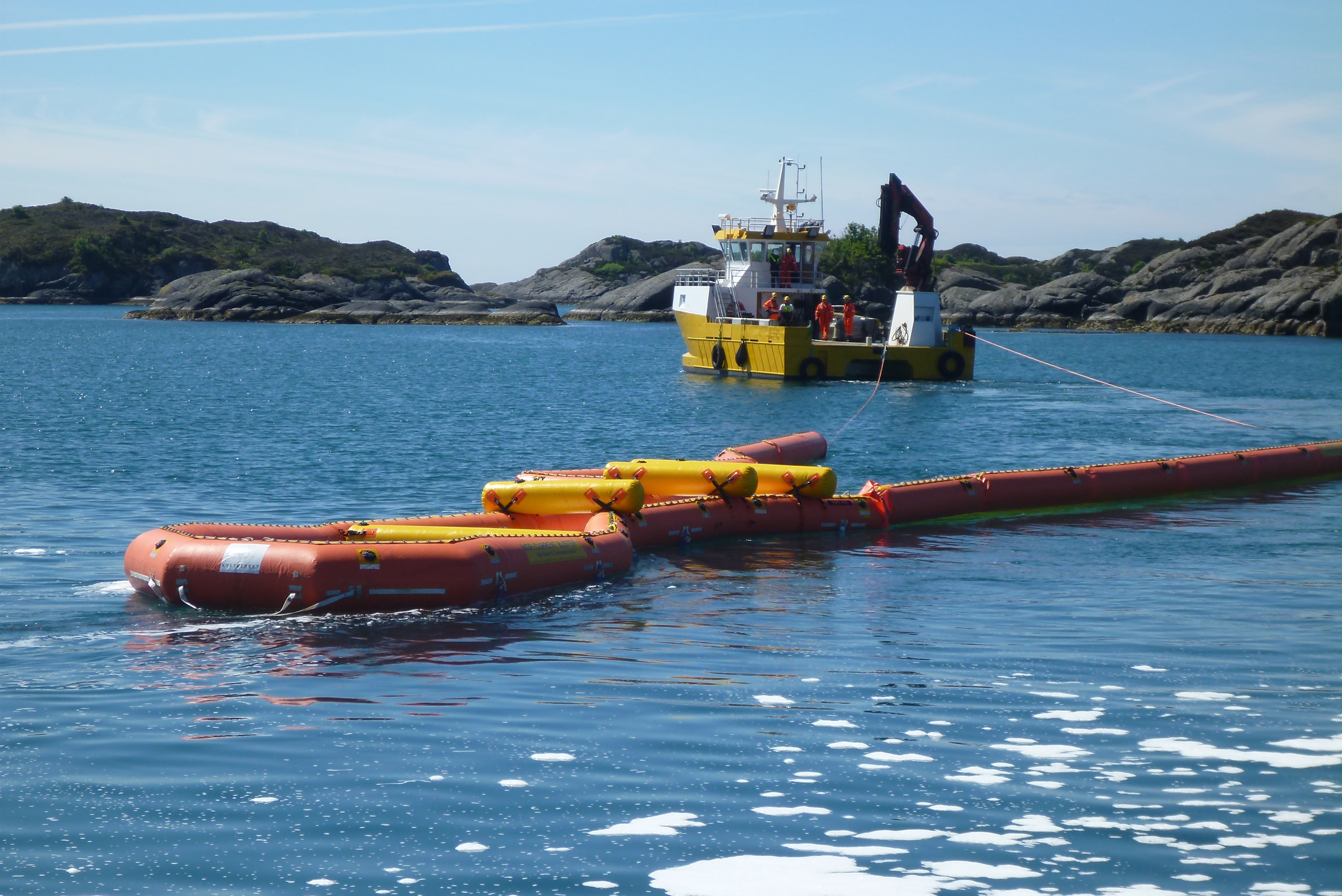 Lenser i vannet etter en båt. 