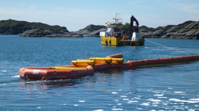 Lenser i vannet etter en båt.