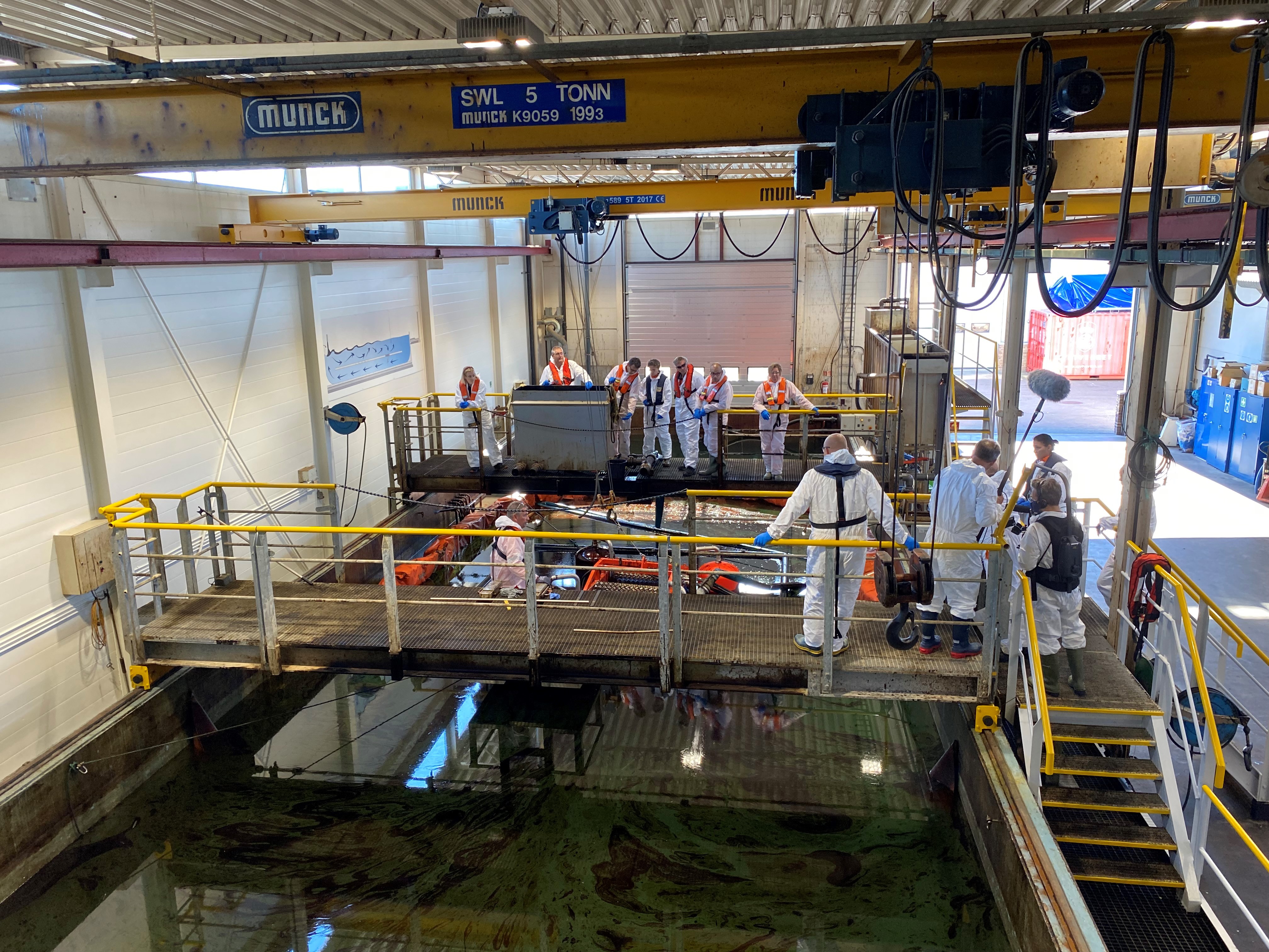 Testing av oljeoppsamler i basseng. 