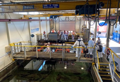 Testing av oljeoppsamler i basseng.