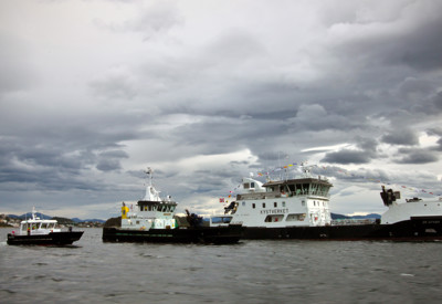 Tre fartøy ligg side om side.