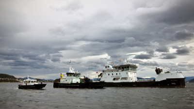 Tre fartøy ligg side om side.