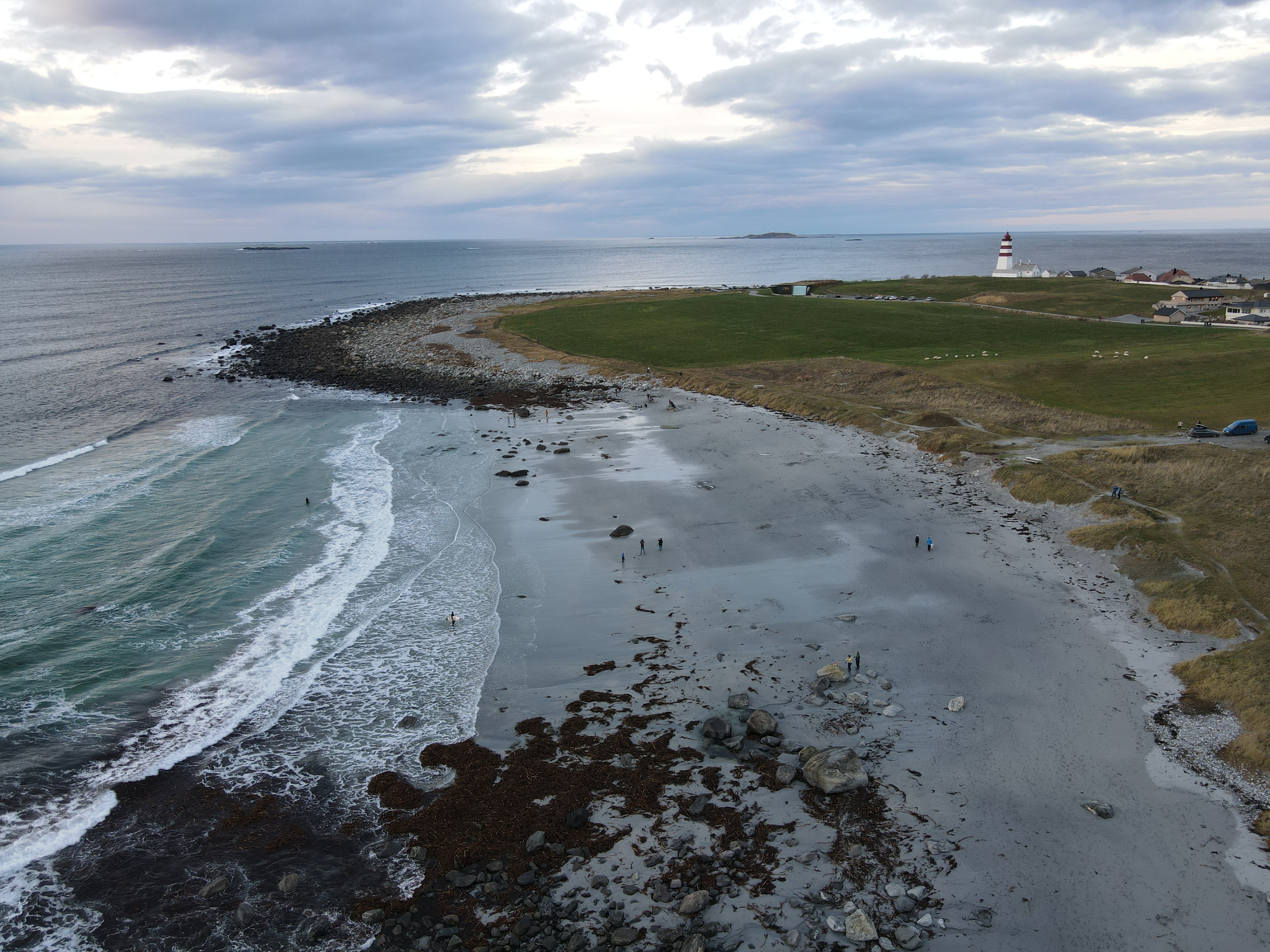 Fyr ved strand, på Alnes utenfor Ålesund