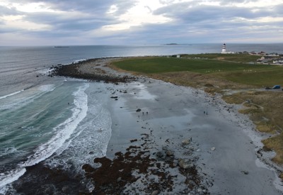 Fyr ved strand, på Alnes utenfor Ålesund