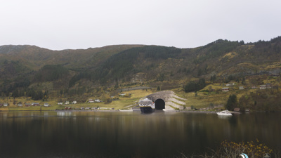 Bilde av skip som kommer ut av tunnel
